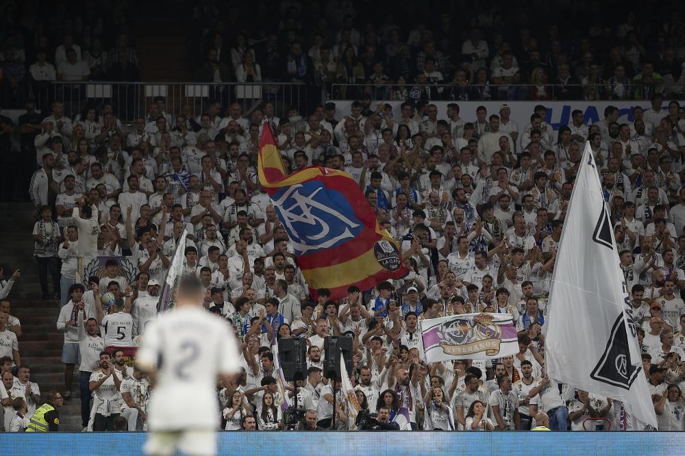 Madrid, LaLiga 2023-2024, Real Madrid CF-Real Sociedad, giocata allo stadio Santiago Bernabeu. Nella foto: Tifosi del Real Madrid