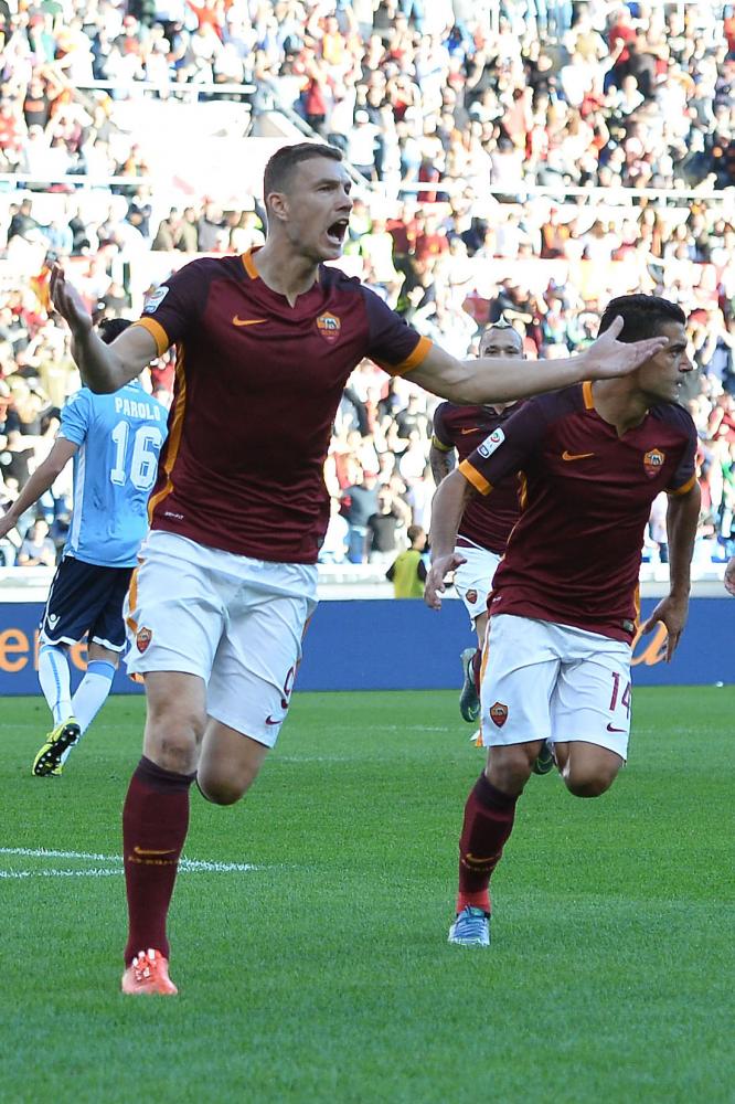 As Roma 08/11/2015 - campionato di calcio serie A / Roma-Lazio 
nella foto: esultanza gol Edin Dzeko