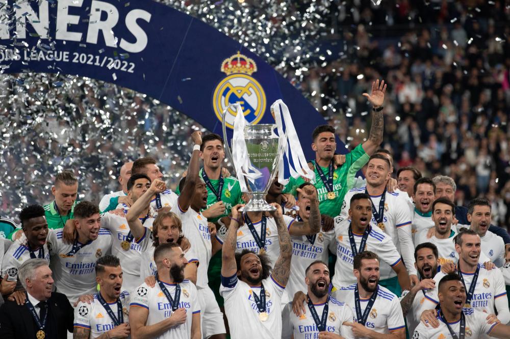 Parigi, Finale della Champions League 21/22, Real Madrid CF-Liverpool FC, giocata allo Stade De France. Nella foto: Marcelo levanta la decimocuarta Champions League ganada por el Real Madrid