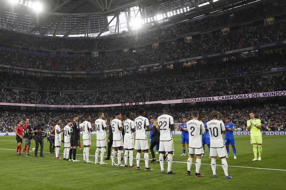 Madrid, LaLiga 2023-2024, Real Madrid CF-Getafe CF, giocata allo stadio Santiago Bernabeu. Nella foto: Pasillo Del Real Madrid CF e del Getafe alle campionesse del mondo