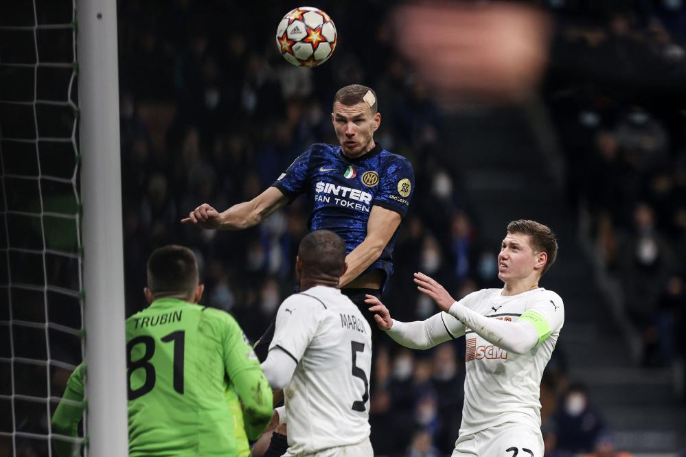 Milano 24/11/2021 - Champions League / Inter-Shakhtar Donetsk / foto Image Sport
nella foto: gol Edin Dzeko