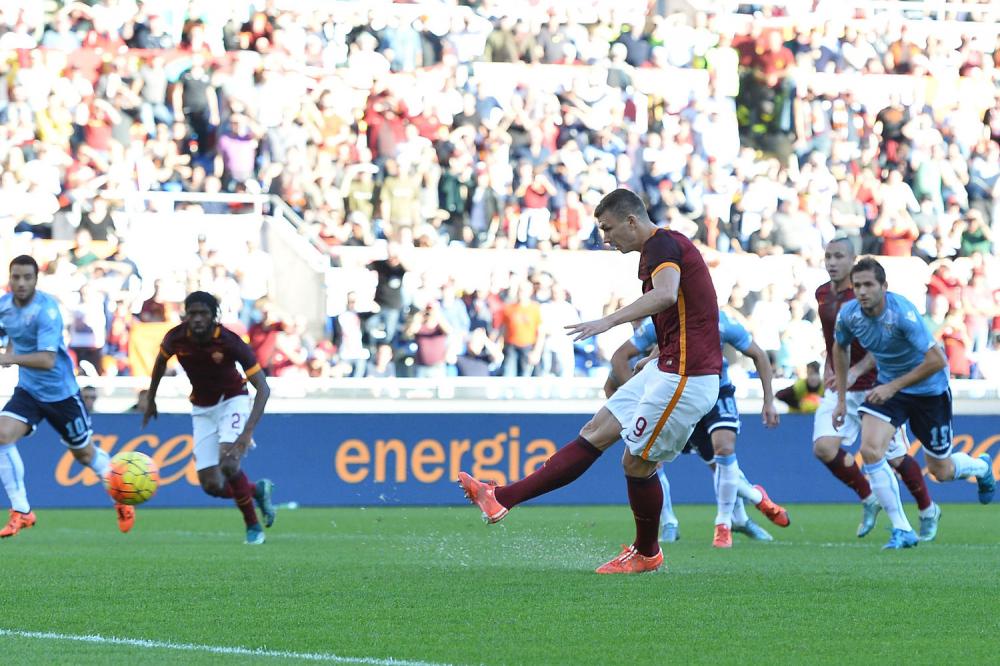 As Roma 08/11/2015 - campionato di calcio serie A / Roma-Lazio 
nella foto: gol Edin Dzeko