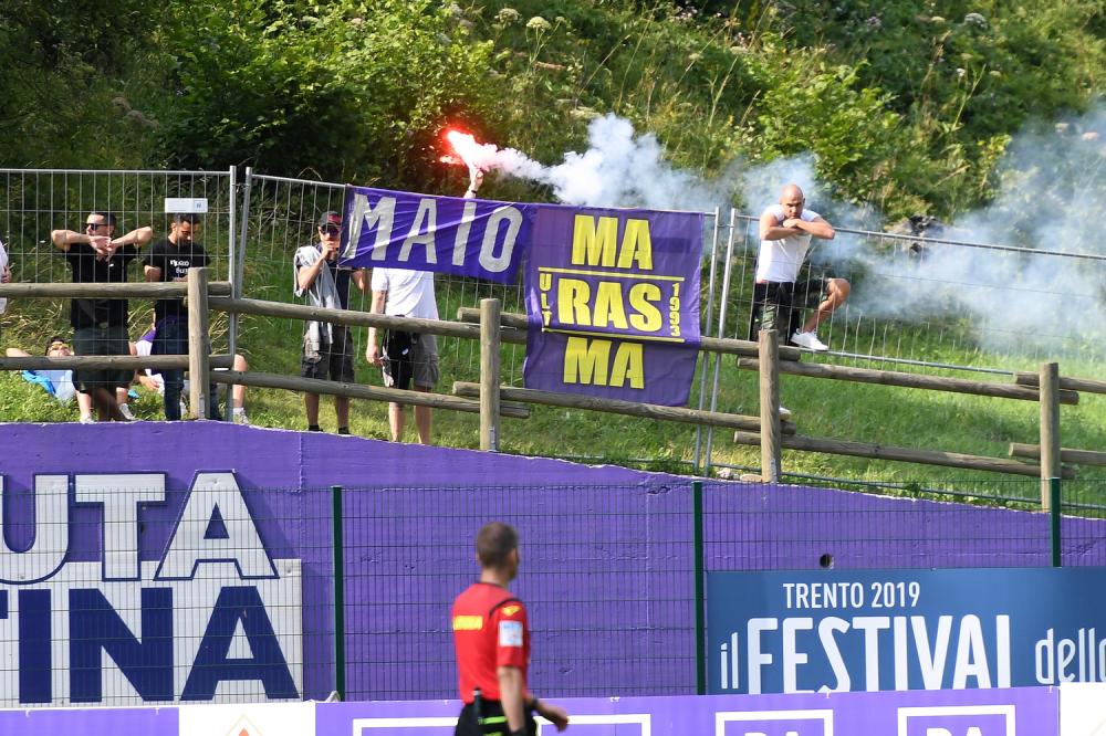 Moena (TN) 20 Luglio 2019 - Ritiro Acf Fiorentina a Moena in preparazione al campionato italiano di calcio di serie A 2019/2020 - A.C.F. Fiorentina vs Benevento. -  nella foto: tifosi viola.
