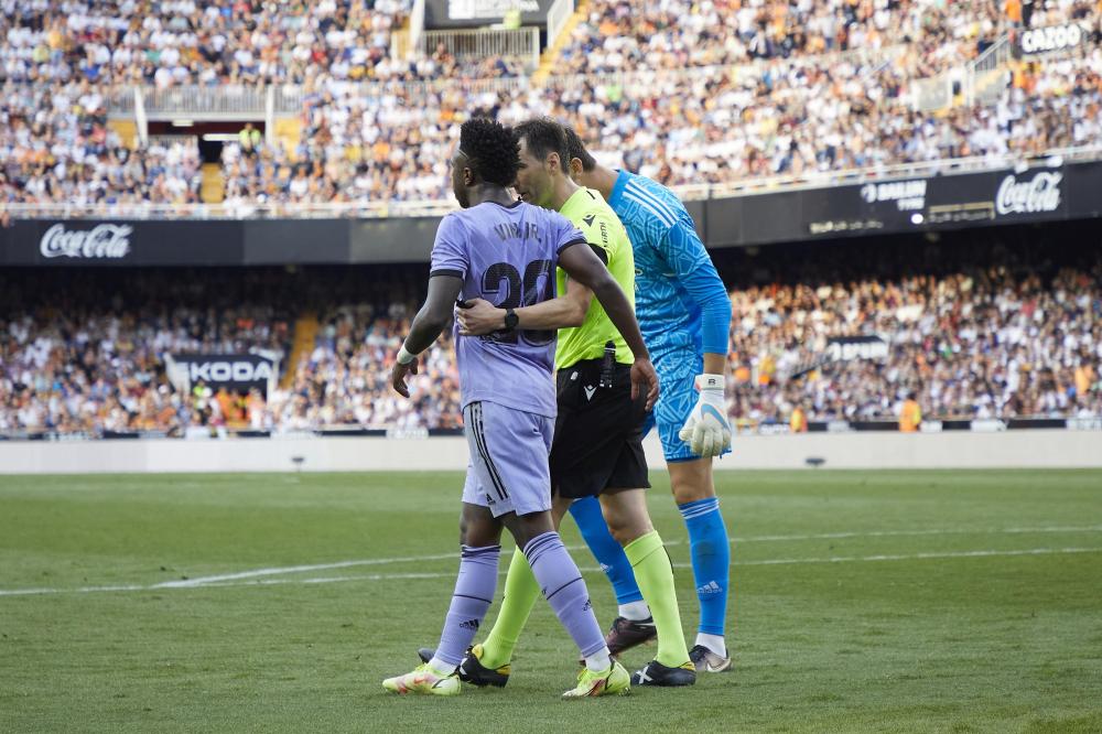 Valencia, LaLiga 2022-2023, Valencia CF-Real Madrid CF, giocata allo stadio di Mestalla. Nella foto: Vinicius prova ad essere calmato dall’arbitro della partita, Ricardo de Burgos Bengoetxea
