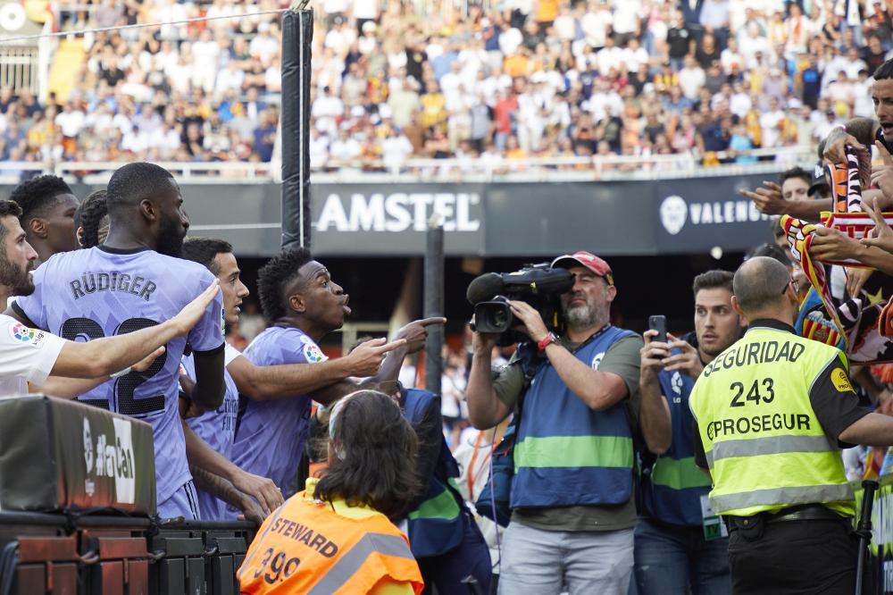 Valencia, LaLiga 2022-2023, Valencia CF-Real Madrid CF, giocata allo stadio di Mestalla. Nella foto: Vinicius protesta per dei presunti insulti razzisti dei tifosi del Valencia diretti a a lui