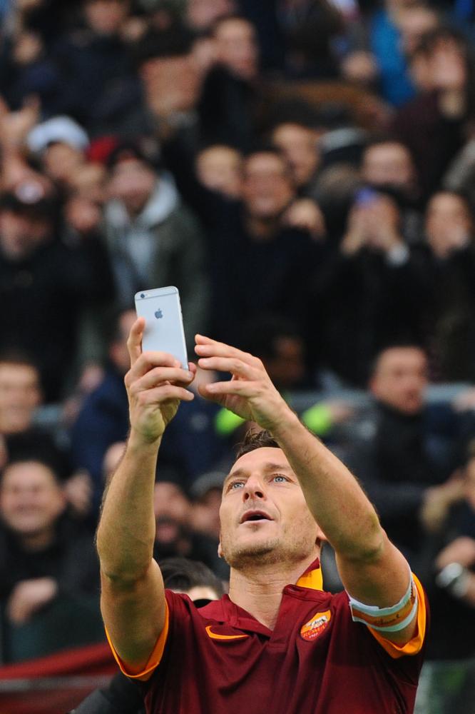 As Roma 11/01/2015 - campionato di calcio serie A / Roma-Lazio 
nella foto: esultanza gol Francesco Totti