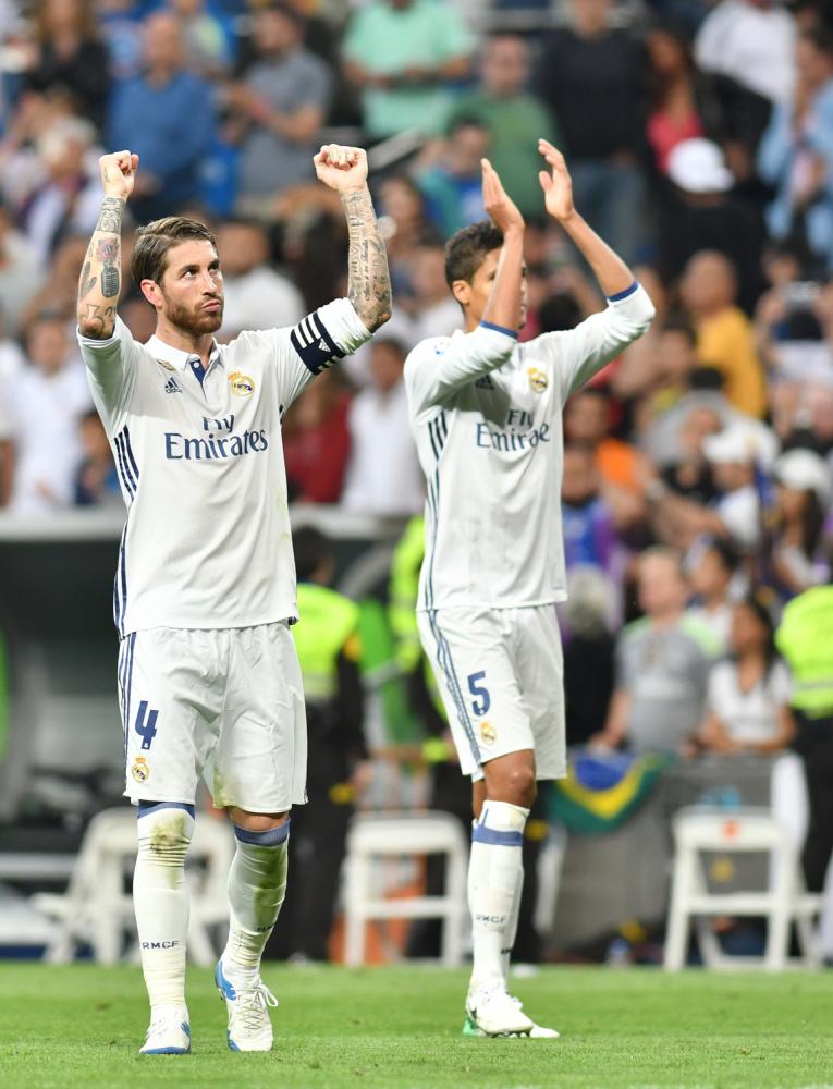 Sergio Ramos (Real Madrid) y Raphael Varane (Real Madrid) se despiden del Santiago Bernabéu tras el partido de Liga 2016/2017 entre Real Madrid y Sevilla FC (4-1) disputado en el Estadio Santiago Bernabéu de Madrid, 14/05/2017