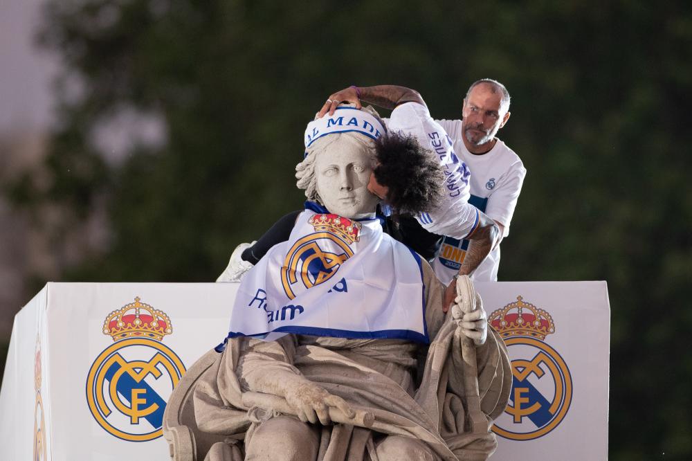 Madrid, LaLiga 21/22, il Real Madrid festeggia LaLiga a Cibeles. Nella foto: Marcelo besa a la Diosa Cibeles