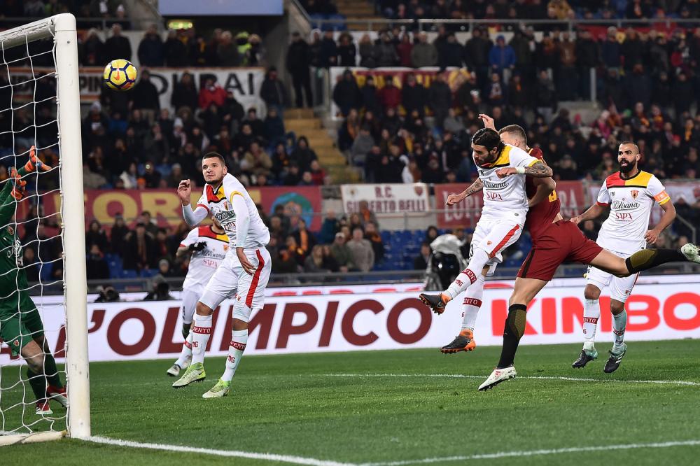 As Roma 11/02/2018 - campionato di calcio serie A / Roma-Benevento / foto Antonello Sammarco/Image Sport
nella foto: gol Edin Dzeko