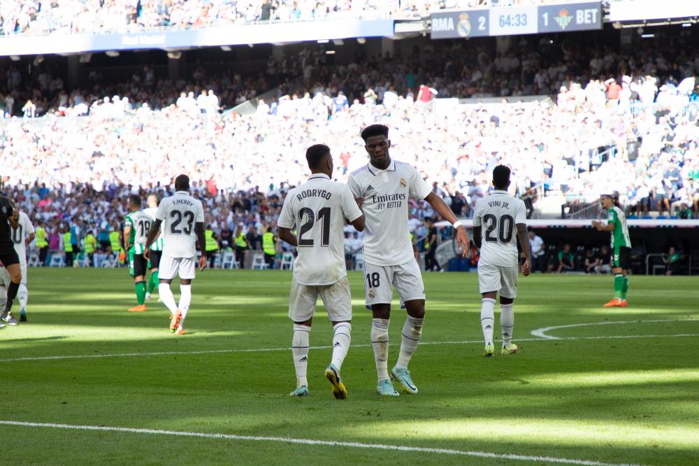 Madrid, LaLiga 2022-2023, Real Madrid CF-Real Betis, giocata allo stadio Santiago Bernabeu. Nella foto: Rodrygo Goes ed Aurelien Tchouameni