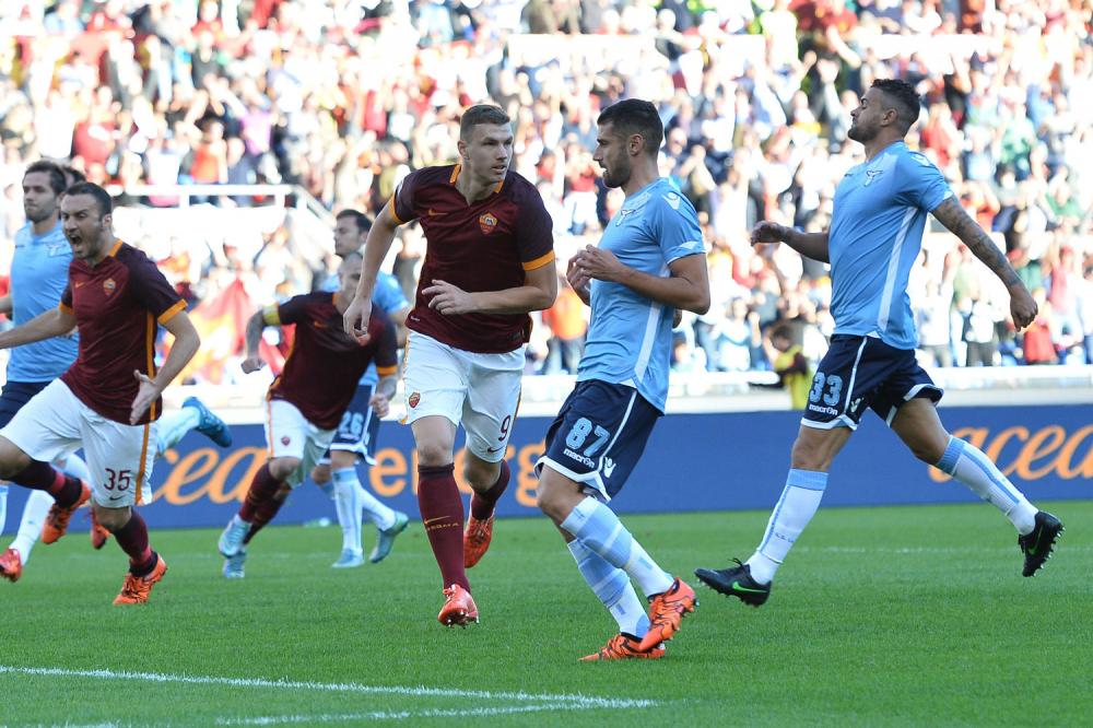 As Roma 08/11/2015 - campionato di calcio serie A / Roma-Lazio 
nella foto: esultanza gol Edin Dzeko