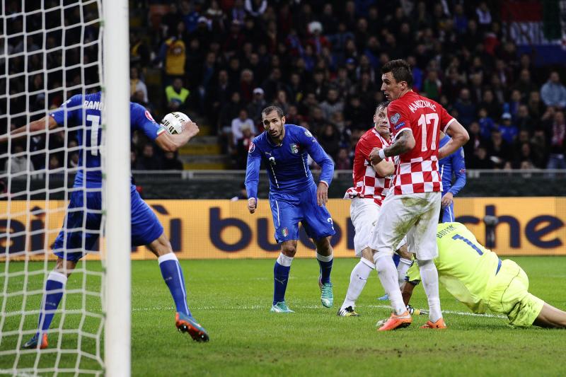 Db Milano 16/11/2014 - qualificazione Europeo Francia 2016 / Italia-Croazia 
nella foto: Andrea Ranocchia salvataggio linea