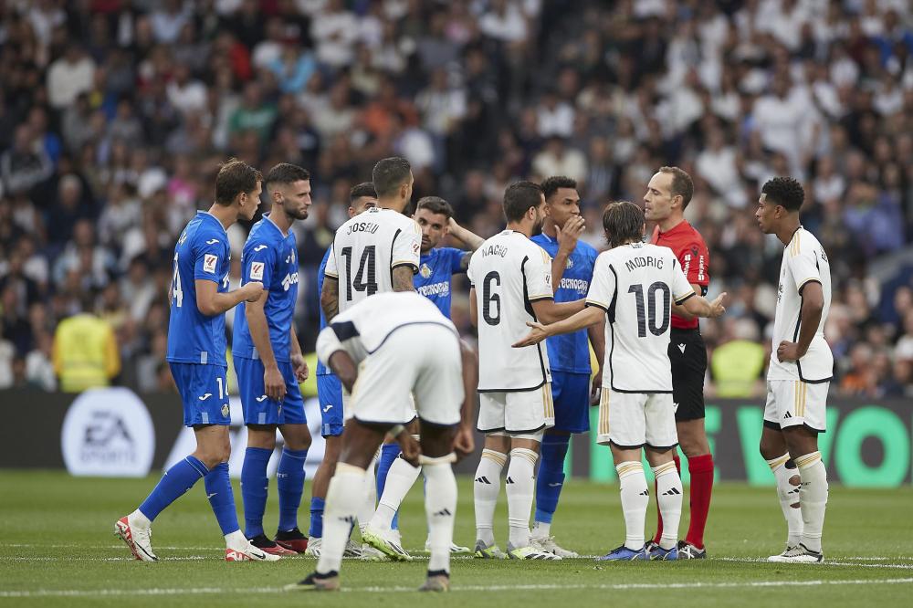 Madrid, LaLiga 2023-2024, Real Madrid CF-Getafe CF, giocata allo stadio Santiago Bernabeu. Nella foto: Il Real Madrid protesta con l’arbitro