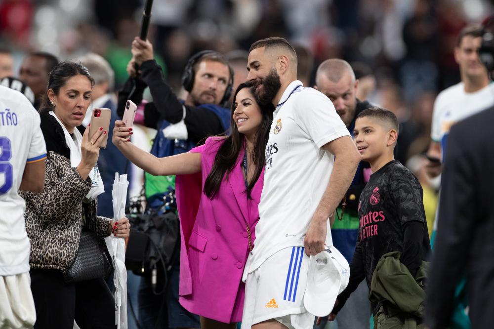 Parigi, Finale della Champions League 21/22, Real Madrid CF-Liverpool FC, giocata allo Stade De France. Nella foto: Karim Benzema se una foto con una persona en el campo tras ganar la Champions