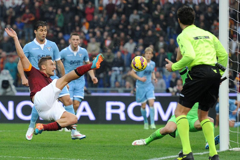 Roma 11/01/2015 - campionato di calcio serie A / Roma-Lazio / 
nella foto: gol Francesco Totti