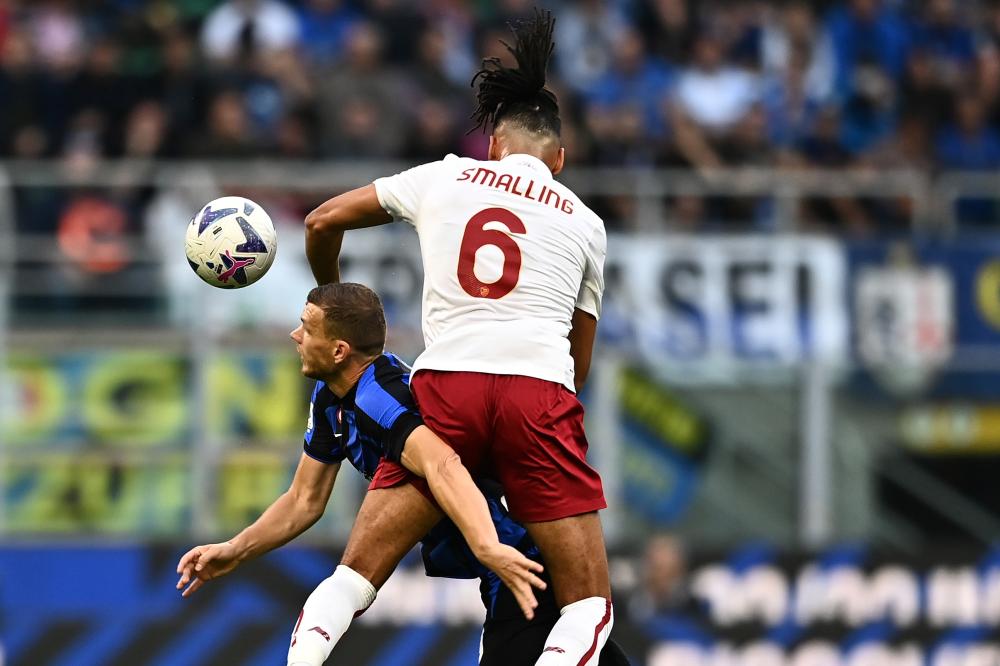 Mg Milano 01/10/2022 - campionato di calcio serie A / Inter-Roma / foto Matteo Gribaudi/Image Sport
nella foto: Edin Dzeko-Chris Smalling