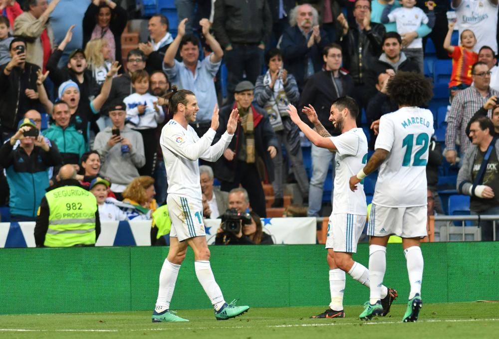 Gareth Bale (Real Madrid) y Isco (Real Madrid) celebra un gol durante el partido de Liga 2017/2018 entre Real Madrid y Celta de Vigo (6-0) disputado en el Estadio Santiago Bernabéu de Madrid, 12/05/2018