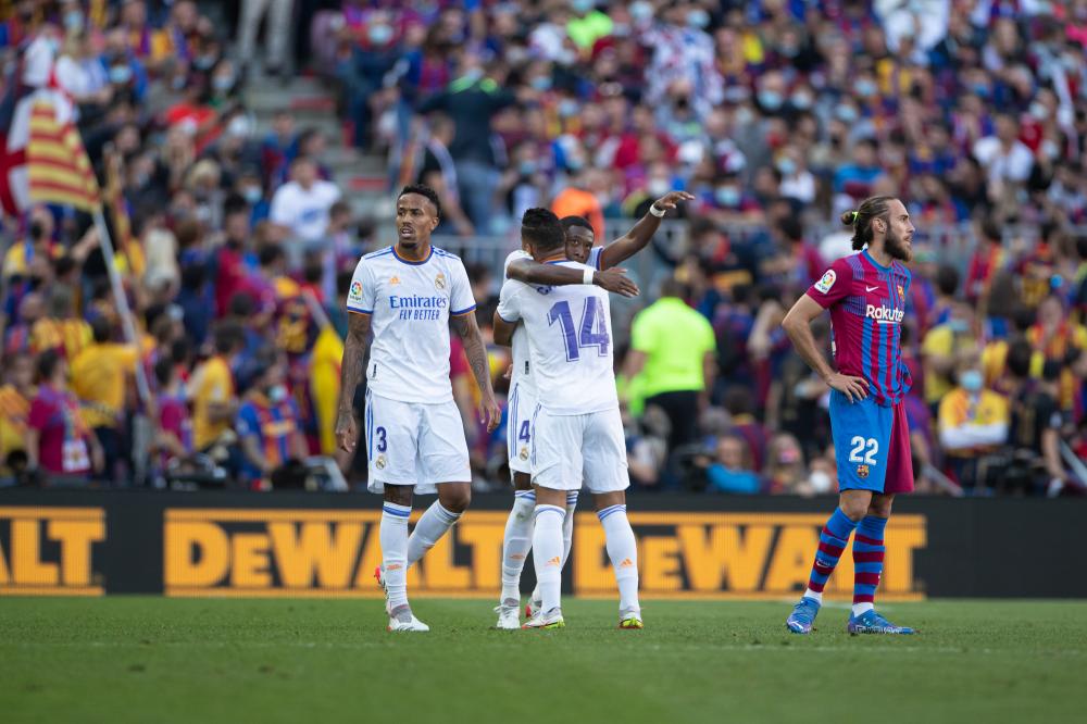 Barcellona, LaLiga 2021/2022, FC Barcelona-Real Madrid CF 1-2, giocata allo stadio Camp Nou, nella foto: David Alaba, Casemiro, Eder Militao y Oscar  Mingueza