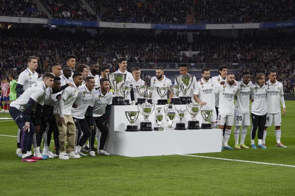 Madrid, LaLiga 2022-2023, Real Madrid CF-Atletico Madrid, giocata allo stadio Santiago Bernabeu. Nella foto: Il Real Madrid posa con i trofei vinti da Amancio