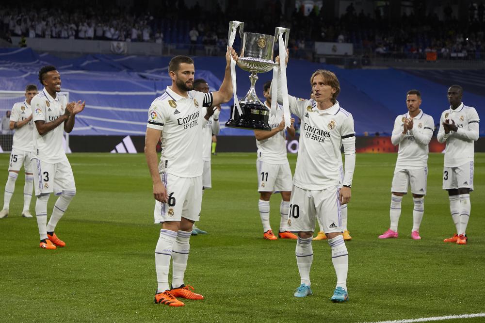 Madrid, LaLiga 2022-2023, Real Madrid CF-Getafe CF, giocata allo stadio Santiago Bernabeu. Nella foto: Luka Modric e Nacho offrono la Coppa del Re ai tifosi del Santiago Bernabeu