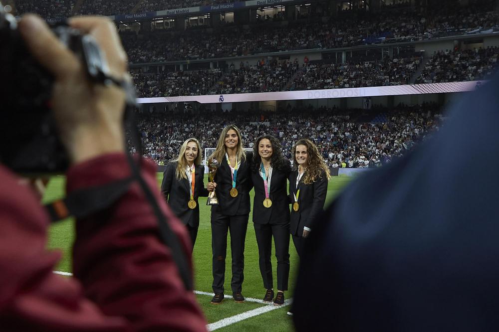 Madrid, LaLiga 2023-2024, Real Madrid CF-Getafe CF, giocata allo stadio Santiago Bernabeu. Nella foto: Le ragazze del Real Madrid CF campione del mondo