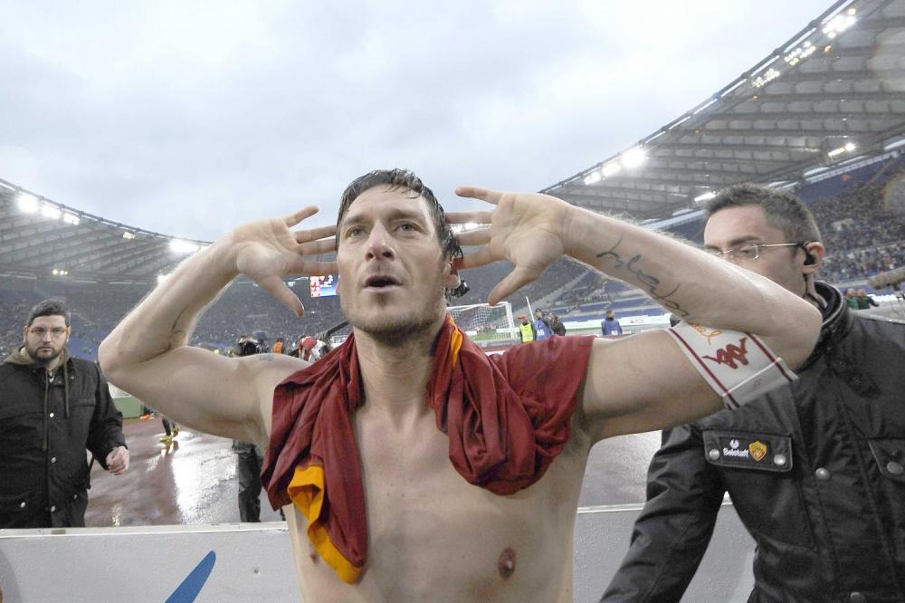 totti esulta sotto la curva sud roma 13/03/2011 campionato di calcio serie a 2010-2011 derby roma-lazio 