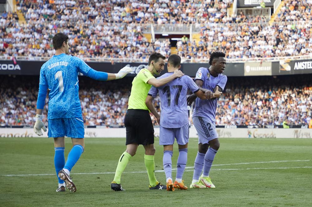Valencia, LaLiga 2022-2023, Valencia CF-Real Madrid CF, giocata allo stadio di Mestalla. Nella foto: Vinicius prova ad essere calmato dall’arbitro della partita, Ricardo de Burgos Bengoetxea e da Lucas Vazquez