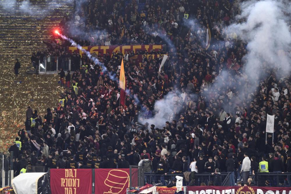 Fumogeni e petardi tra i tifosi: tensione all'Olimpico prima di Lazio-Roma