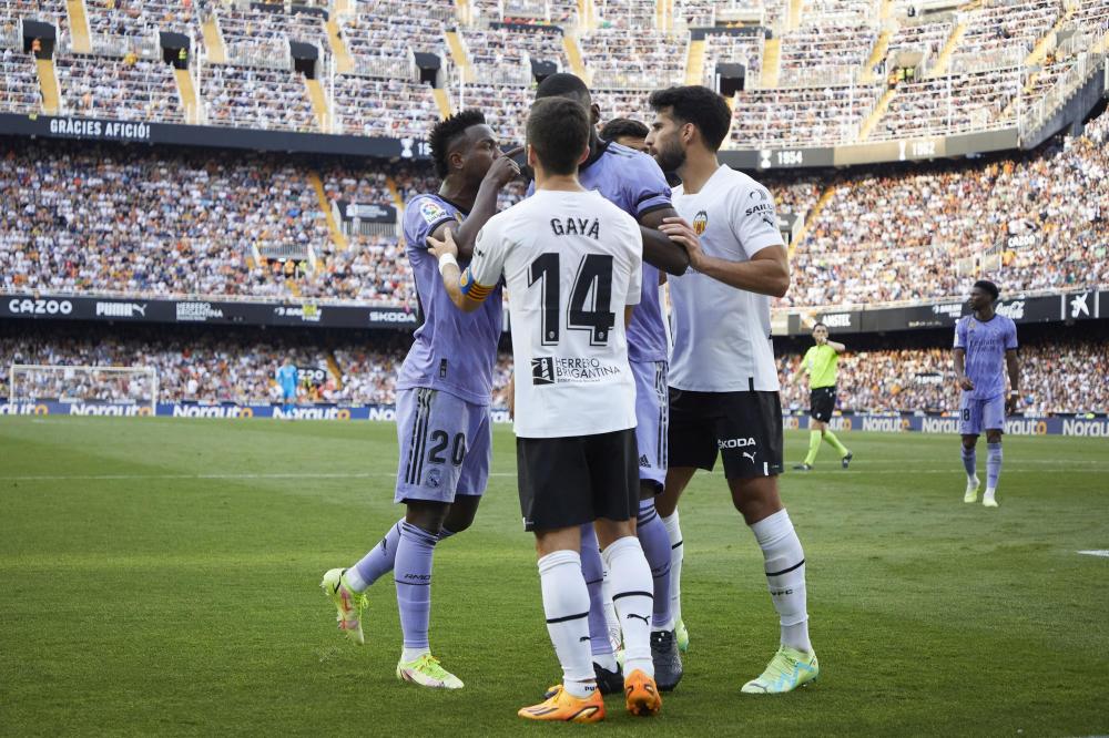 Valencia, LaLiga 2022-2023, Valencia CF-Real Madrid CF, giocata allo stadio di Mestalla. Nella foto: Vinicius protesta per dei presunti insulti razzisti dei tifosi del Valencia diretti a a lui