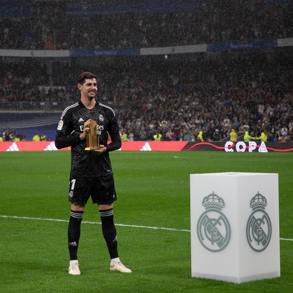 Madrid, LaLiga 2022-2023, Real Madrid CF-Sevilla FC, giocata allo stadio Santiago Bernabeu. Nella foto: Thibaut Courtois con il Premio Yashin al miglior portiere della scorsa stagione