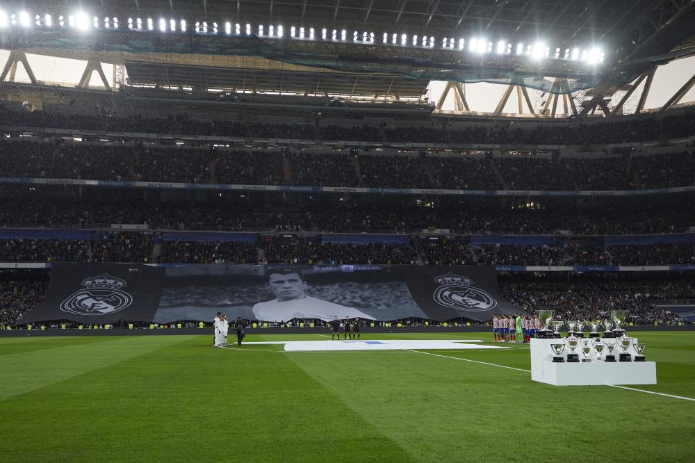 Madrid, LaLiga 2022-2023, Real Madrid CF-Atletico Madrid, giocata allo stadio Santiago Bernabeu. Nella foto: Minuto di silenzio per Amancio