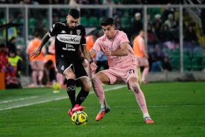 Palermo, Italy, 18 January 2026. Renzo Barbera Stadium, Palermo vs Spezia, match valid for the 2025/2026 Serie B championship. In the photo: Emanuele Adamo (Spezia) and Niccolo' Pierozzi (Palermo FC)