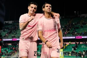 Palermo, Italy, 18 January 2026. Renzo Barbera Stadium, Palermo vs Spezia, match valid for the 2025/2026 Serie B championship. In the photo: Niccolo' Pierozzi (Palermo FC) and Pietro Ceccaroni (Palermo FC) celebrate after the victory