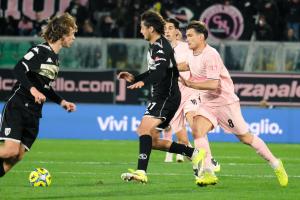 Palermo, Italy, 18 January 2026. Renzo Barbera Stadium, Palermo vs Spezia, match valid for the 2025/2026 Serie B championship. In the photo: Edoardo Soleri (Spezia) and Jacopo Segre (Palermo FC)