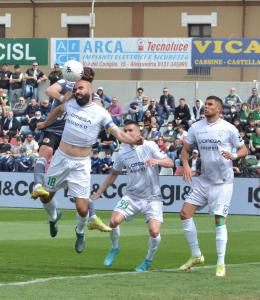 Alessandria, Serie B, 2021/2022, Alessandria-Pordenone 2-0, giocata allo stadio Giuseppe Moccagatta, nella foto: Gabriel Antonio Lunetta contrastato da Simone Pasa
