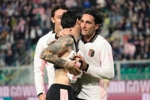 Palermo, Italia, 1 novembre 2025. Stadio Renzo Barbera, Palermo vs Pescara, match valido per il campionato di Serie B 2025/2026. Nella foto: Esultanza Matteo Brunori (Palermo FC) e Tommaso Augello (Palermo FC)
