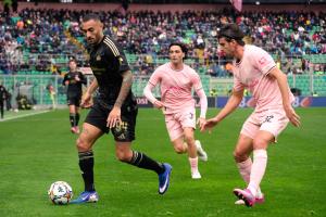 Palermo, Italy, 14 February 2026. Renzo Barbera Stadium, Palermo vs Virtus Entella, match valid for the 2025/2026 Serie B championship. In the photo: Pietro Ceccaroni (Palermo FC) and Francesco Mezzoni (Virtus Entella)