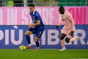 Palermo, Italy, 27 December 2025. Renzo Barbera Stadium, Palermo vs Padova, match valid for the 2025/2026 Serie B championship. In the photo: Antonio Barreca (Padova) and Emmanuel Gyasi (Palermo FC)