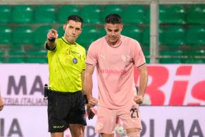 Palermo, Italia, 7 febbraio 2026. Stadio Renzo Barbera, Palermo vs Empoli, match valido per il campionato di Serie B 2025/2026. Nella foto: Arbitro assegna calcio di rigore al Palermo FC