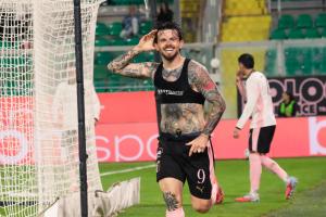 Palermo, Italia, 1 novembre 2025. Stadio Renzo Barbera, Palermo vs Pescara, match valido per il campionato di Serie B 2025/2026. Nella foto: Esultanza Matteo Brunori (Palermo FC)