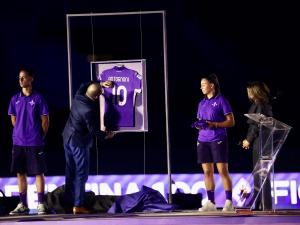 La maglia numero 10 della Fiorentina preparata in onore di Giancarlo Antognoni ednautografata da Joseph Commisso  - Fiorentina-Frosinone Serie A 2a giornata stagione 2026-2027- Firenze 29.08.2026 - Stadio Artemio Franchi - foto Fabio Vanzi/ Federico De Luca 2026 - tutti i diritti riservati - vietata la riproduzione anche parziale