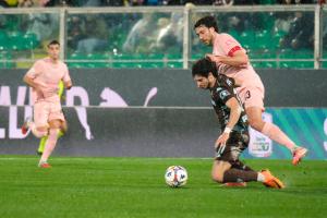 Palermo, Italia, 7 febbraio 2026. Stadio Renzo Barbera, Palermo vs Empoli, match valido per il campionato di Serie B 2025/2026. Nella foto: Stiven Shpendi (Empoli FC) e Mattia Bani (Palermo FC)