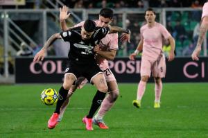 Palermo, Italy, 18 January 2026. Renzo Barbera Stadium, Palermo vs Spezia, match valid for the 2025/2026 Serie B championship. In the photo: Emanuele Adamo (Spezia) and Niccolo' Pierozzi (Palermo FC)