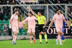 Palermo, Italy, 27 December 2025. Renzo Barbera Stadium, Palermo vs Padova, match valid for the 2025/2026 Serie B championship. In the photo: Yellow card Jeremy Le Douaron (Palermo FC)