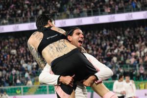 Palermo, Italia, 1 novembre 2025. Stadio Renzo Barbera, Palermo vs Pescara, match valido per il campionato di Serie B 2025/2026. Nella foto: Esultanza Matteo Brunori (Palermo FC) e Pietro Ceccaroni (Palermo FC)
