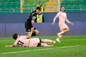 Palermo, Italy, 18 January 2026. Renzo Barbera Stadium, Palermo vs Spezia, match valid for the 2025/2026 Serie B championship. In the photo: Mattia Bani (Palermo FC) and Edoardo Soleri (Spezia)