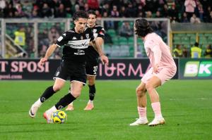 Palermo, Italy, 18 January 2026. Renzo Barbera Stadium, Palermo vs Spezia, match valid for the 2025/2026 Serie B championship. In the photo: Leonardo Sernicola (Spezia) and Tommaso Augello (Palermo FC)