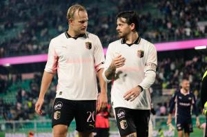 Palermo, Italia, 1 novembre 2025. Stadio Renzo Barbera, Palermo vs Pescara, match valido per il campionato di Serie B 2025/2026. Nella foto: Joel Pohjanpalo (Palermo FC) e Matteo Brunori (Palermo FC)