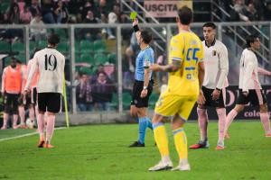 Palermo, Italy, 1 November 2025. Renzo Barbera Stadium, Palermo vs Pescara, match valid for the 2025/2026 Serie B championship. In the photo: yellow card Bartosz Bereszynski (Palermo FC)
