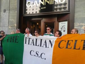Tifosi e delegazione Celtic fuori da Giannino